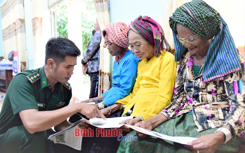 Mỗi người dân là một “cột mốc sống”