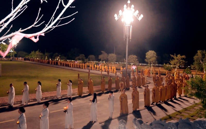 Nh&acirc;n m&ugrave;a Vu Lan, b&agrave;n về việc l&agrave;m từ thiện theo quan điểm Phật gi&aacute;o