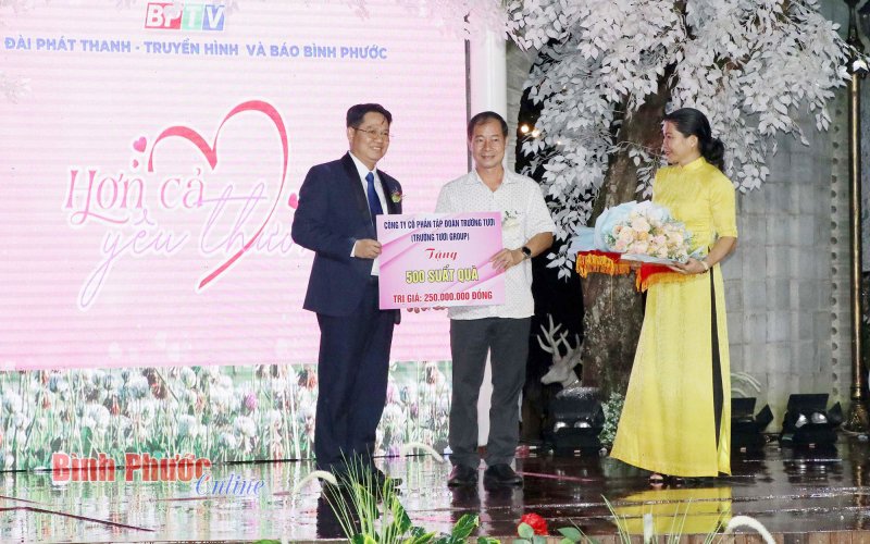 Nhiều hoạt động ý nghĩa thiết thực trong đêm nhạc “Hơn cả yêu thương”