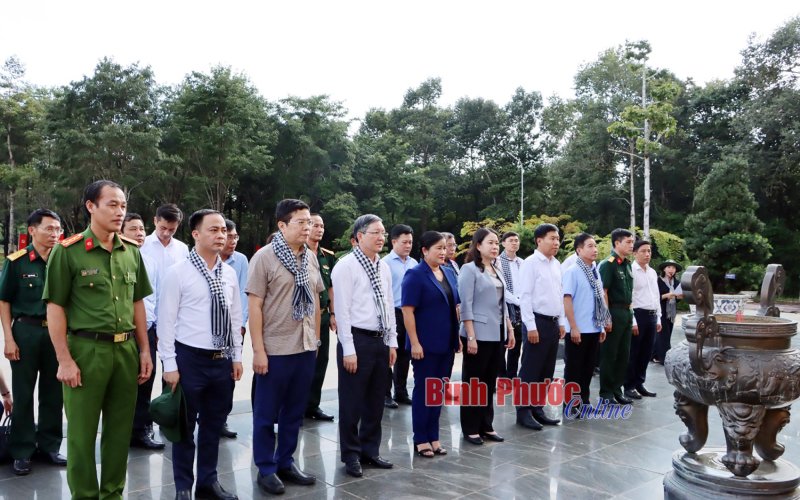Phó Chủ tịch nước Võ Thị Ánh Xuân dâng hương tại Khu di tích quốc gia đặc biệt Bộ Chỉ huy miền Tà Thiết