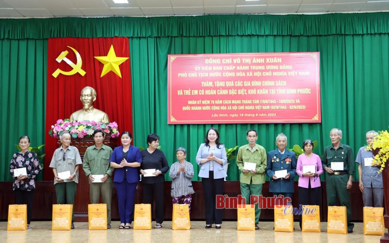 Phó Chủ tịch nước Võ Thị Ánh Xuân tặng quà gia đình chính sách tại Bình Phước