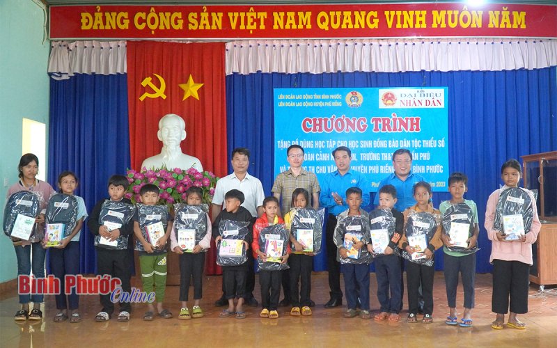 Phú Riềng: 300 phần quà trao tặng học sinh nghèo, khó khăn