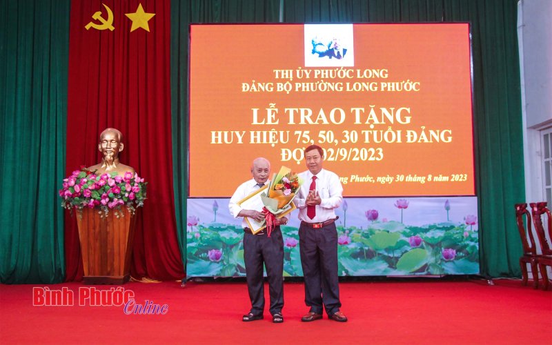 Phước Long trao huy hiệu 75 năm tuổi Đảng