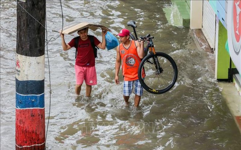 Siêu bão Saola khiến hàng trăm người Philippines phải sơ tán