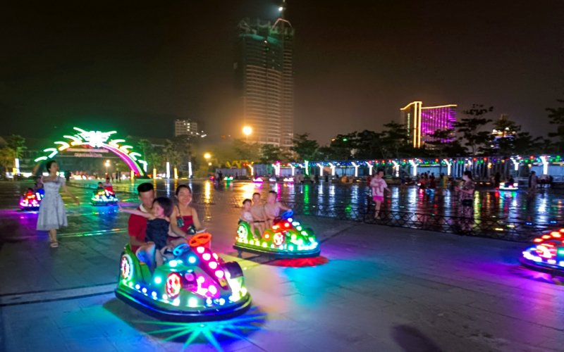 S&ocirc;i động B&atilde;i Ch&aacute;y về đ&ecirc;m