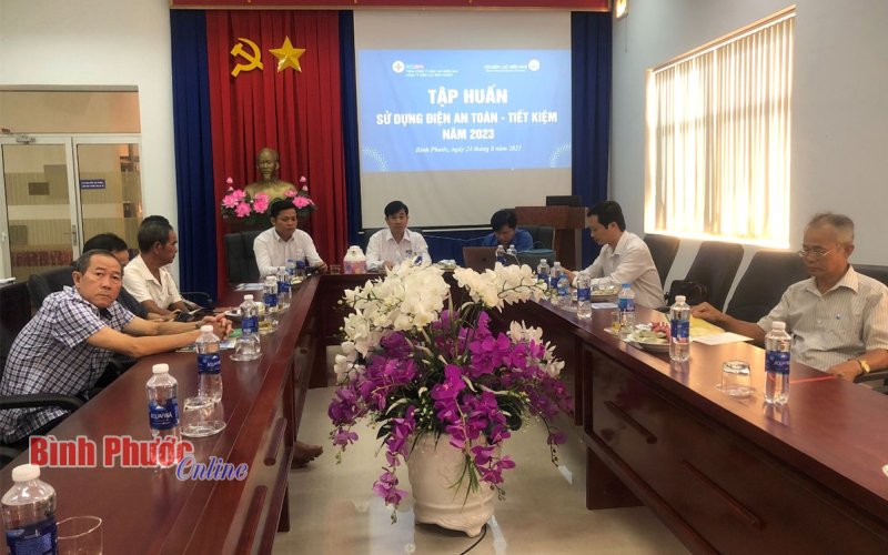 Tập huấn sử dụng điện an toàn và tiết kiệm