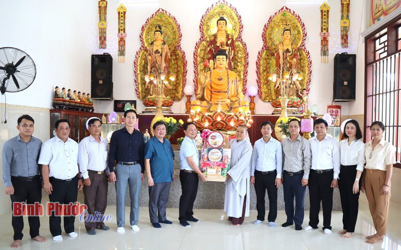 Thăm, tặng quà nhân đại lễ Vu lan