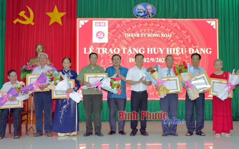 Thành ủy Đồng Xoài trao tặng huy hiệu Đảng đợt 2-9 cho 28 đảng viên