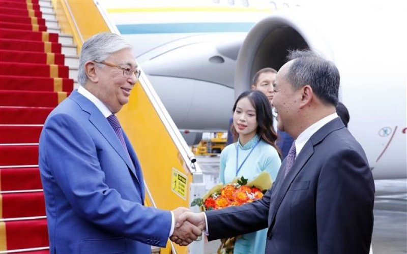 Tổng thống CH Kazakhstan đến Hà Nội, bắt đầu thăm chính thức Việt Nam