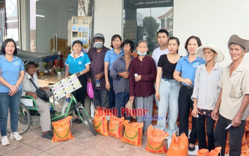 Trao 250 phần quà cho phụ nữ khó khăn