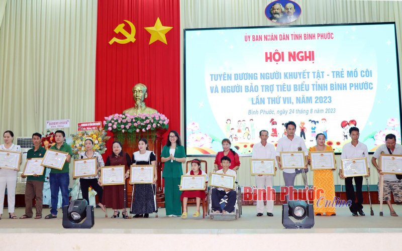 Tuyên dương người khuyết tật, trẻ mồ côi và người bảo trợ tiêu biểu
