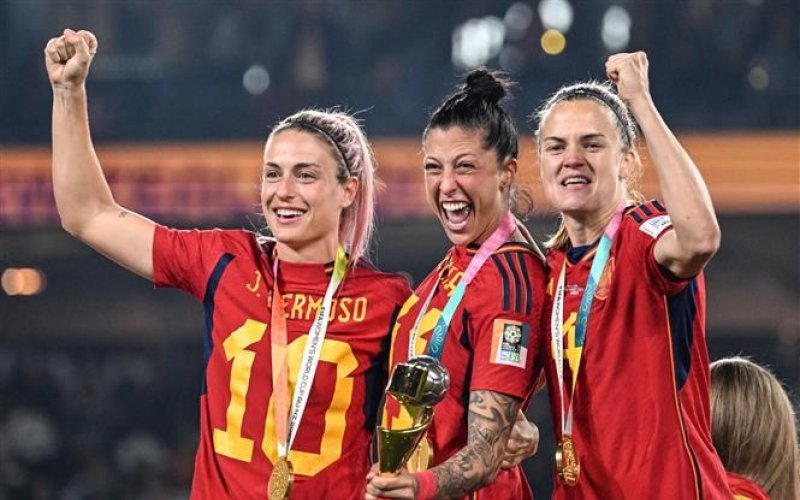 Tuyển Nữ Tây Ban Nha nâng cao Cúp Vàng cùng nhiều danh hiệu xuất sắc