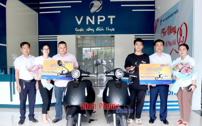 VNPT Bình Phước trao 2 xe máy điện cho khách hàng may mắn