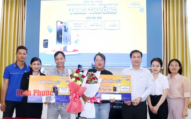 VNPT Bình Phước trao thưởng giải đặc biệt cho 2 khách hàng may mắn