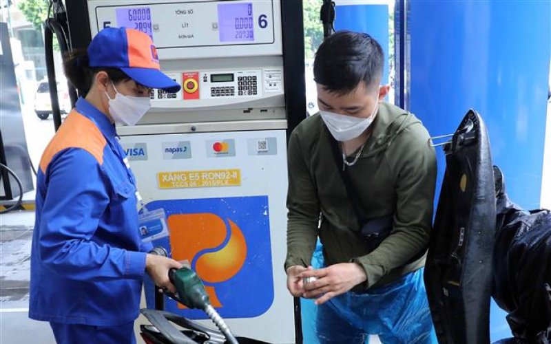 Xăng tăng hơn 600 đồng/lít, vượt mức 24.000 đồng/lít