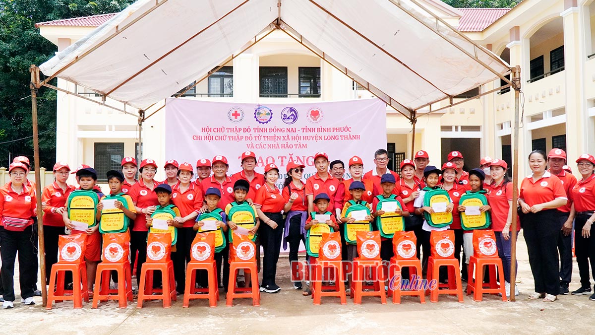 300 phần quà tặng học sinh, hộ nghèo, khó khăn, đồng bào dân tộc thiểu số xã Phước Tân