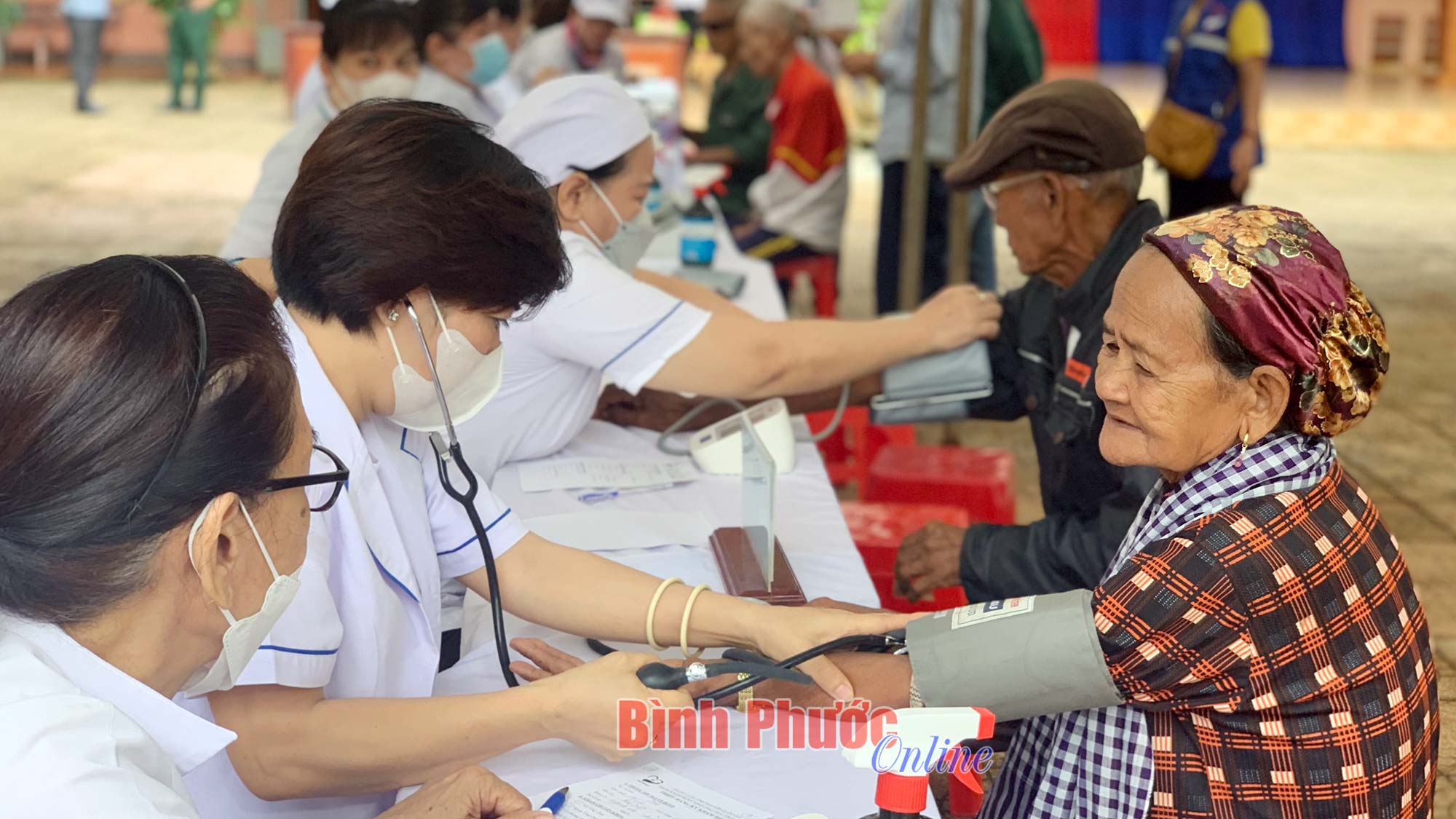 400 người dân tại xã Bù Gia Mập được khám chữa bệnh và cấp thuốc miễn phí