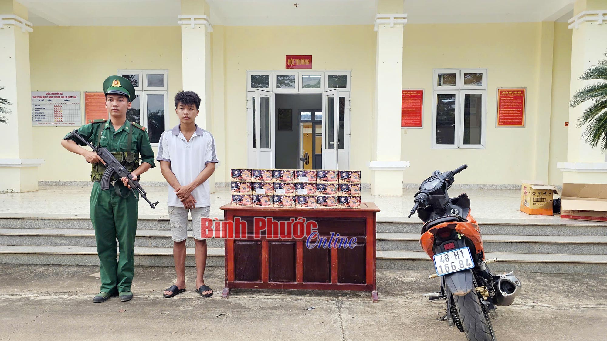 Bắt quả tang đối tượng vận chuyển 32,5kg pháo nổ trái phép