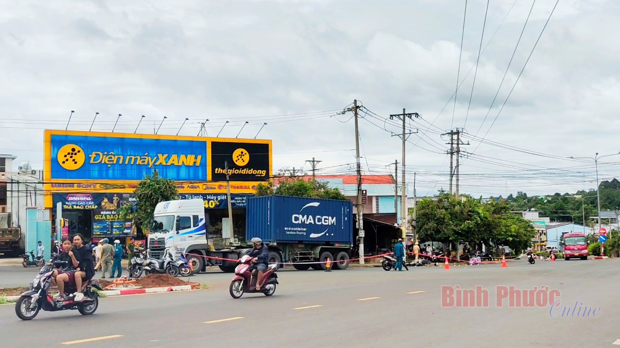 Bình Phước: Xe container va chạm xe máy, 2 dì cháu tử vong