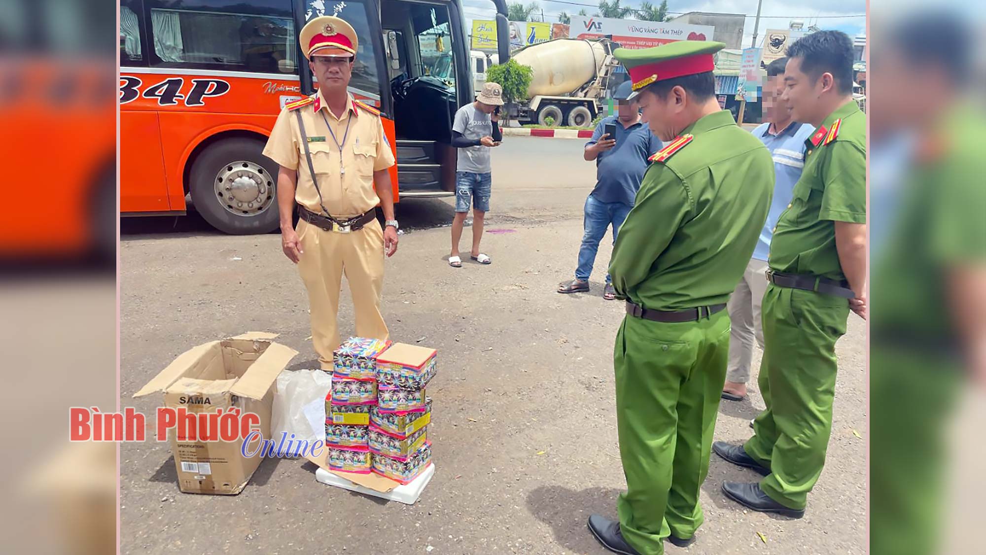 Bình Phước: Phát hiện 16kg pháo lậu trên xe khách