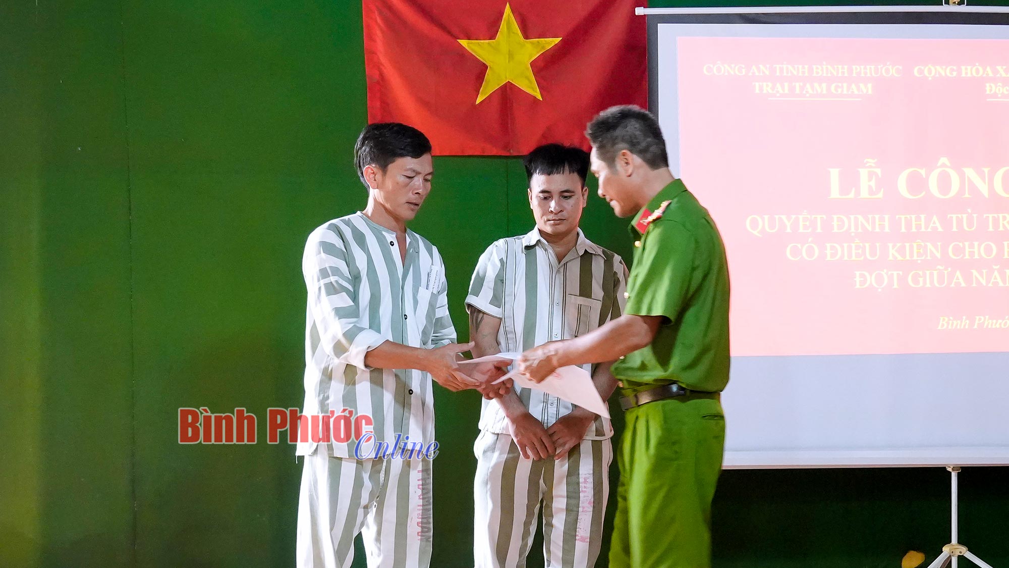 Bình Phước: Trao quyết định tha tù cho 2 phạm nhân