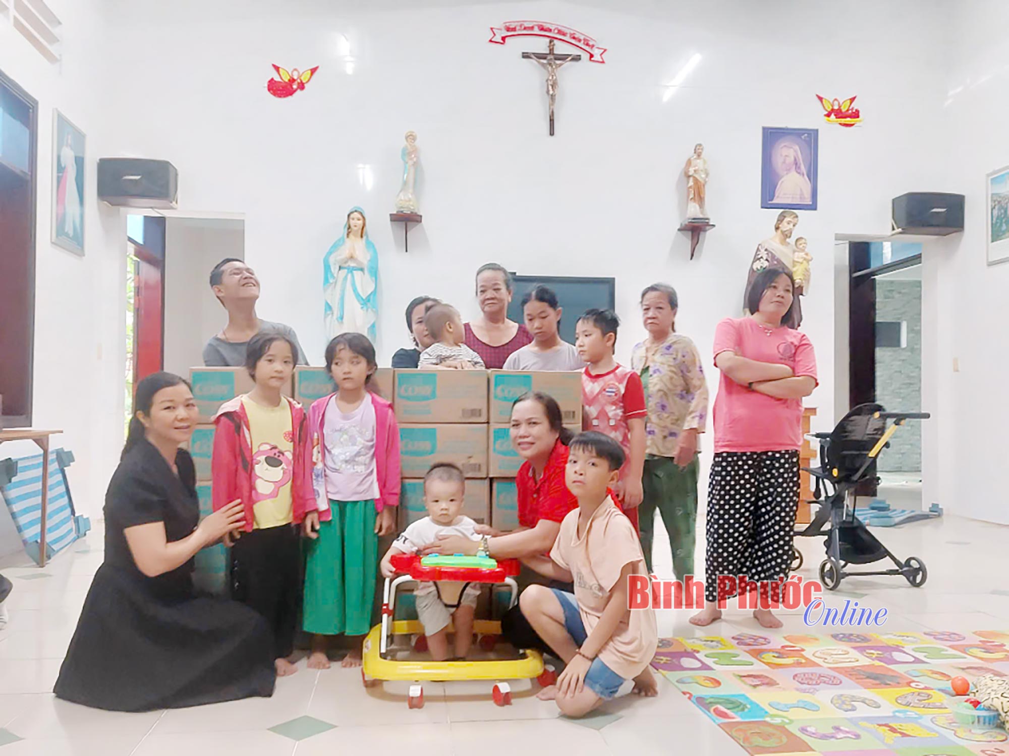 Câu lạc bộ thực phẩm cộng đồng tặng quà trẻ em mồ côi, khuyết tật