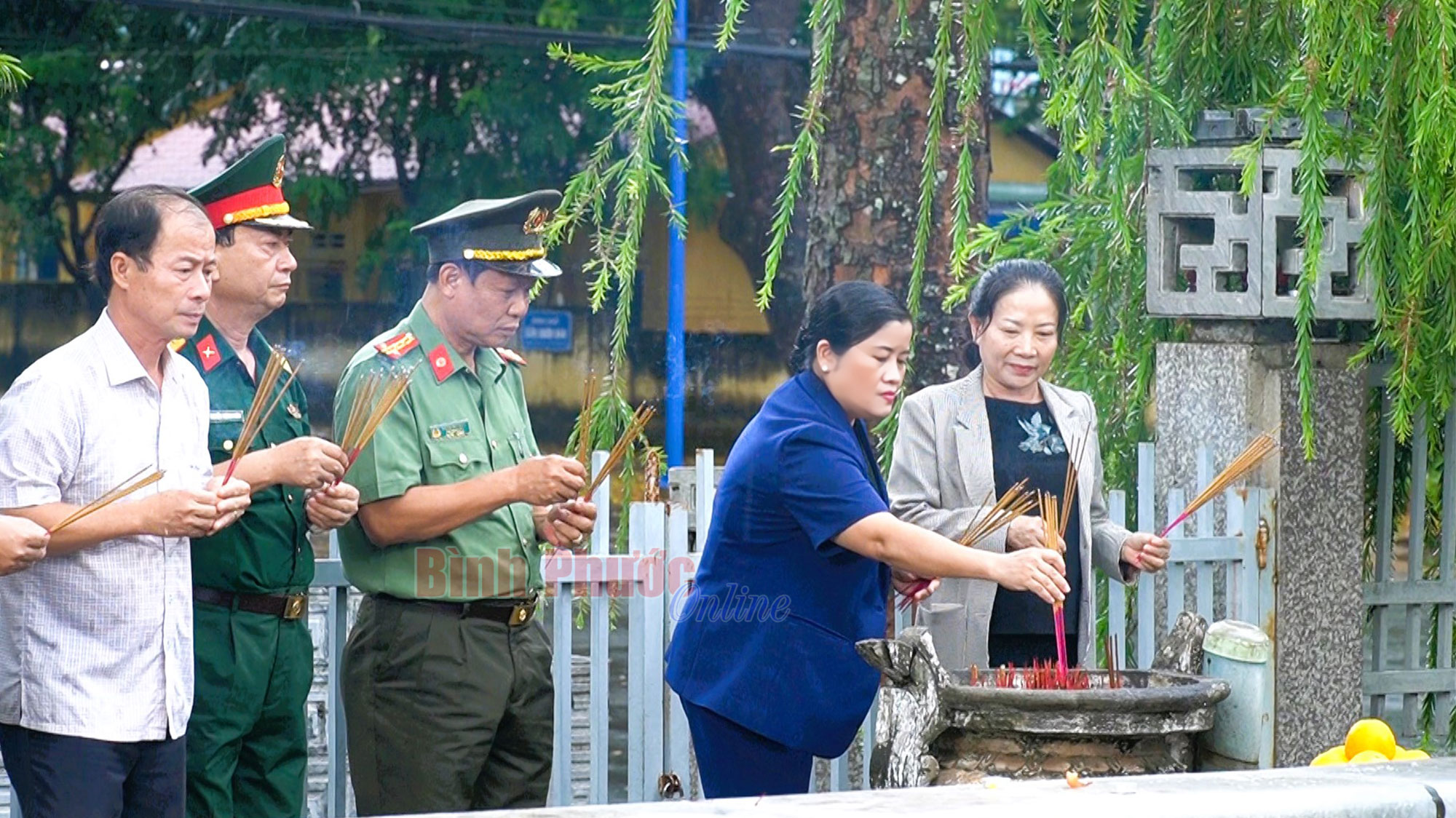 Chủ tịch UBND tỉnh Trần Tuệ Hiền dâng hương tại mộ 3.000 người và Khu căn cứ Tà Thiết