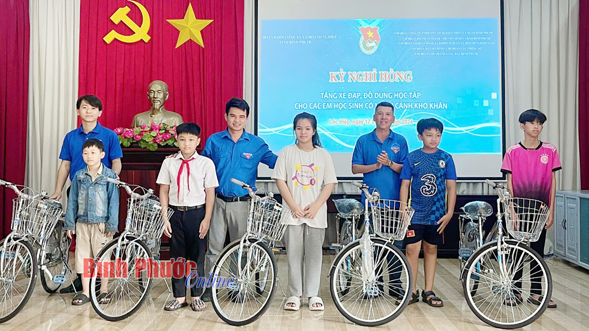 Cùng em vững bước đến trường