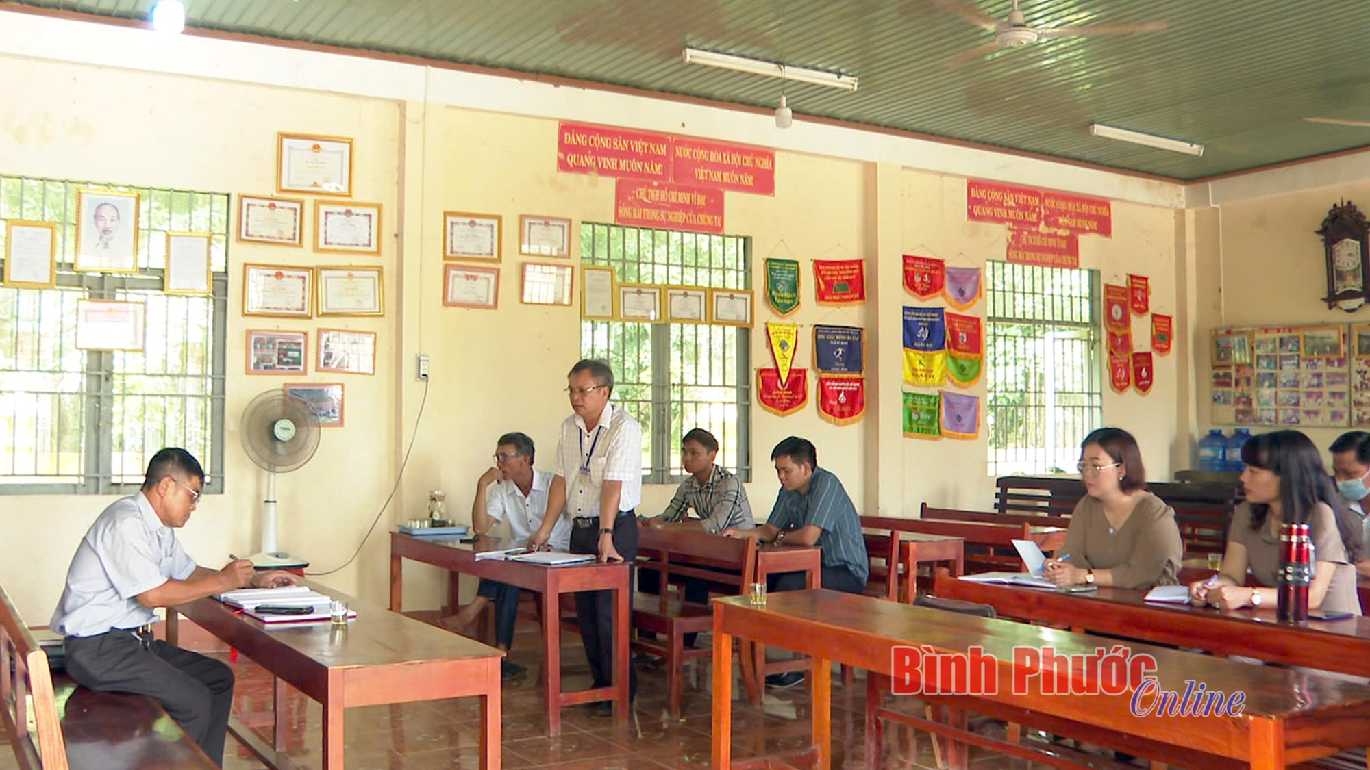 Đảng viên gương mẫu để quần chúng noi theo