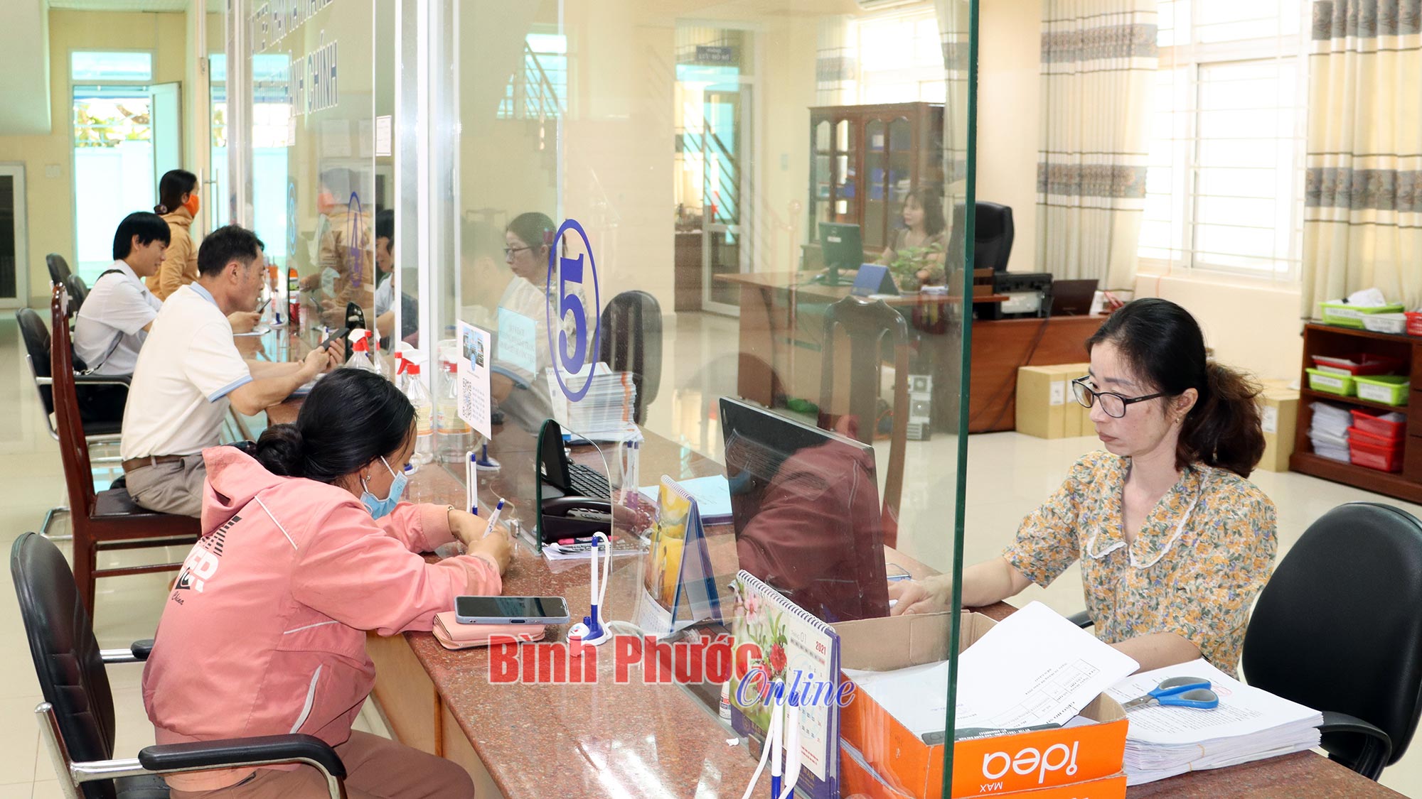 Đẩy mạnh chi trả lương hưu qua tài khoản