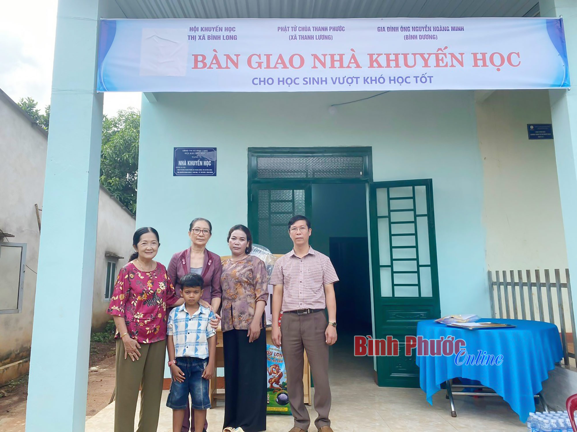 Em Điểu Nhật Thương được tặng nhà khuyến học