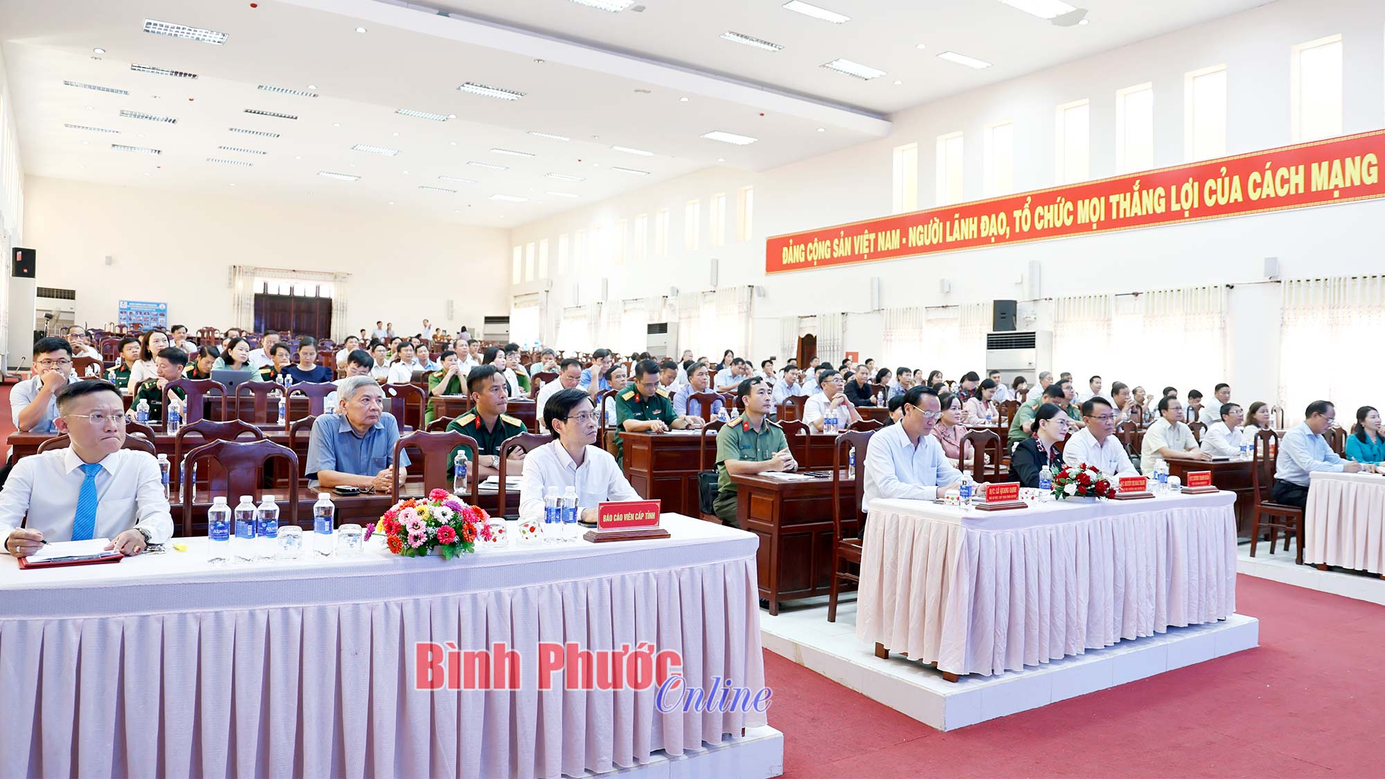 Hội nghị báo cáo viên tháng 8