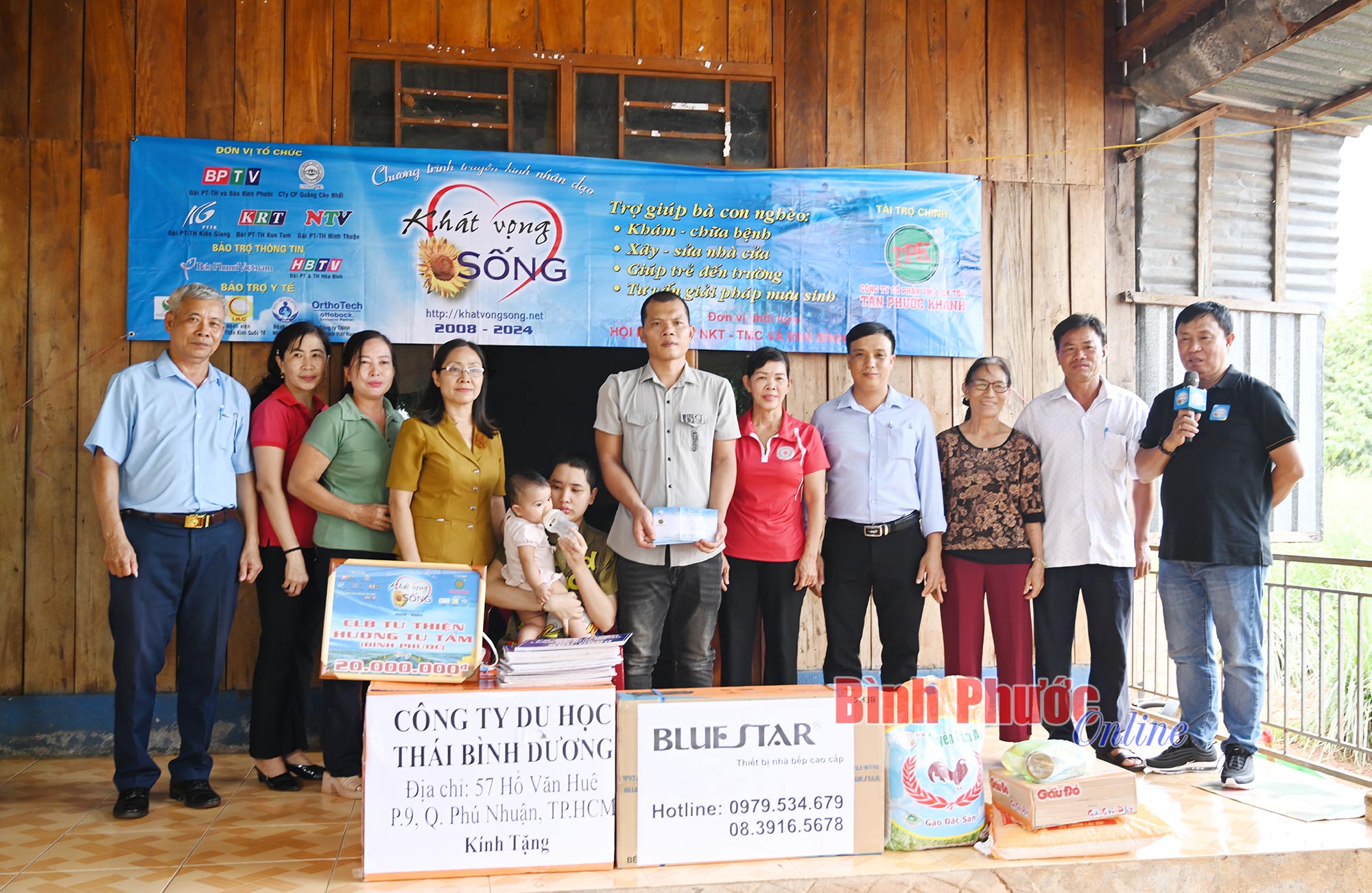 'Khát vọng sống' trao hơn 176 triệu đồng cho gia đình anh Nguyễn Quý Sang 