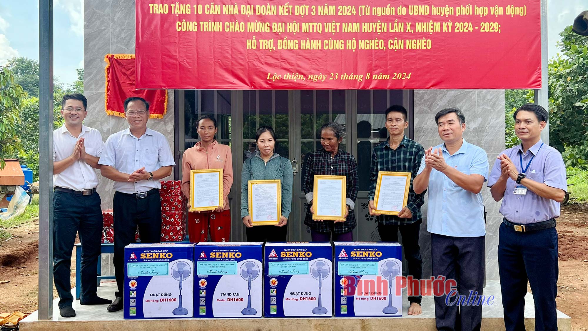 Lộc Ninh trao 10 căn nhà đại đoàn kết chào mừng đại hội Mặt trận