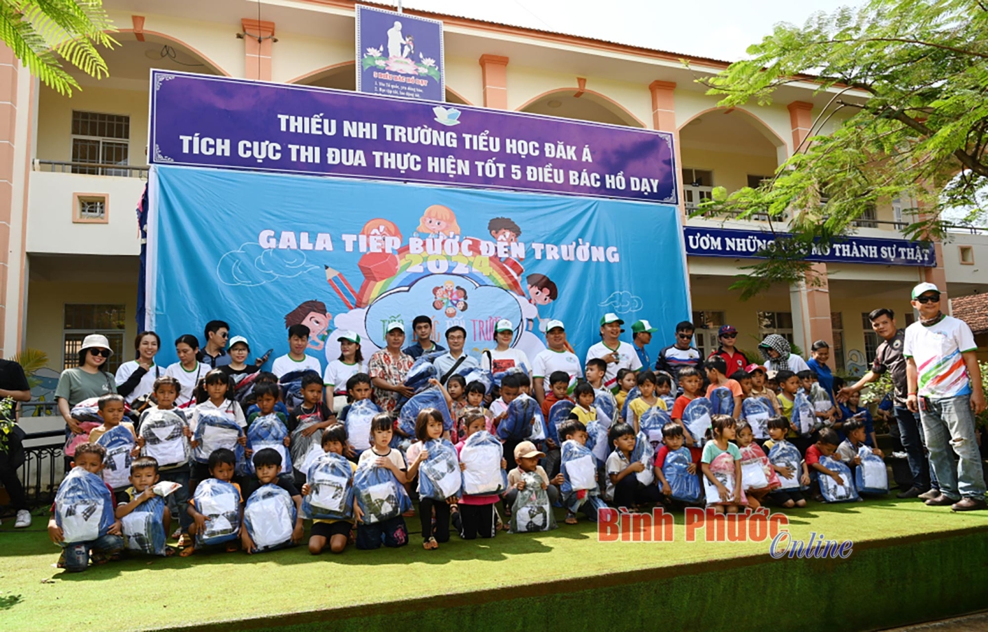 Miệt mài tiếp sức đến trường cùng Vespa - Lambretta