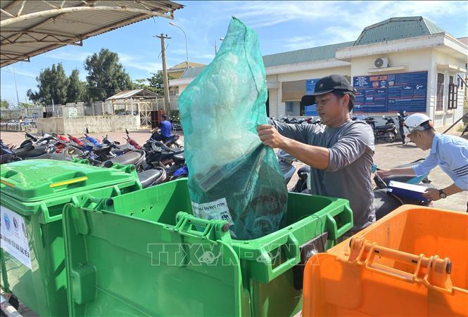 Ngư dân đưa rác về bờ - mô hình thiết thực bảo vệ môi trường biển