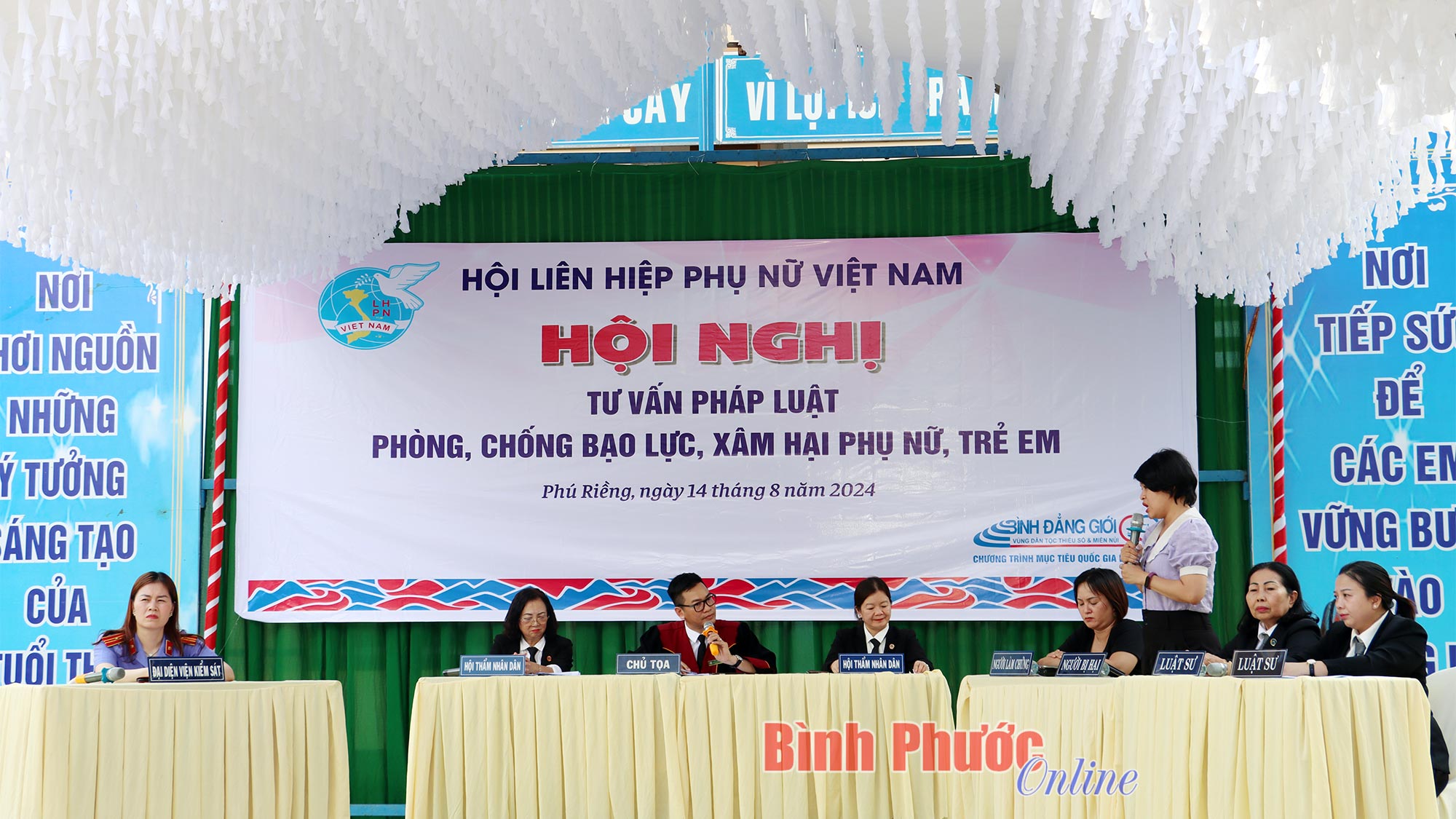 Người dân xã Long Tân được tư vấn pháp luật phòng, chống bạo lực, xâm hại phụ nữ, trẻ em