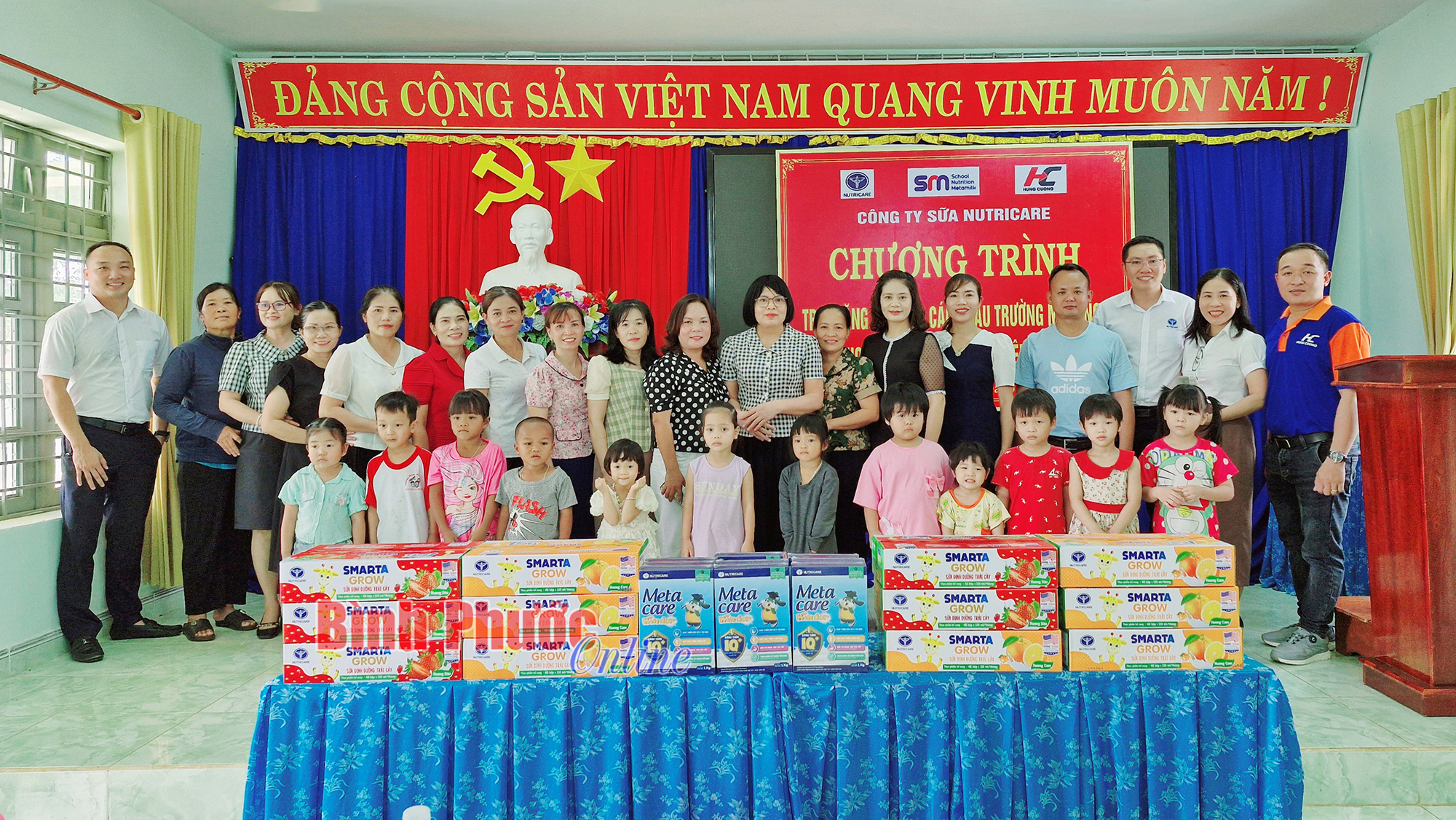 Nhiều ly sữa dành tặng trẻ em khó khăn