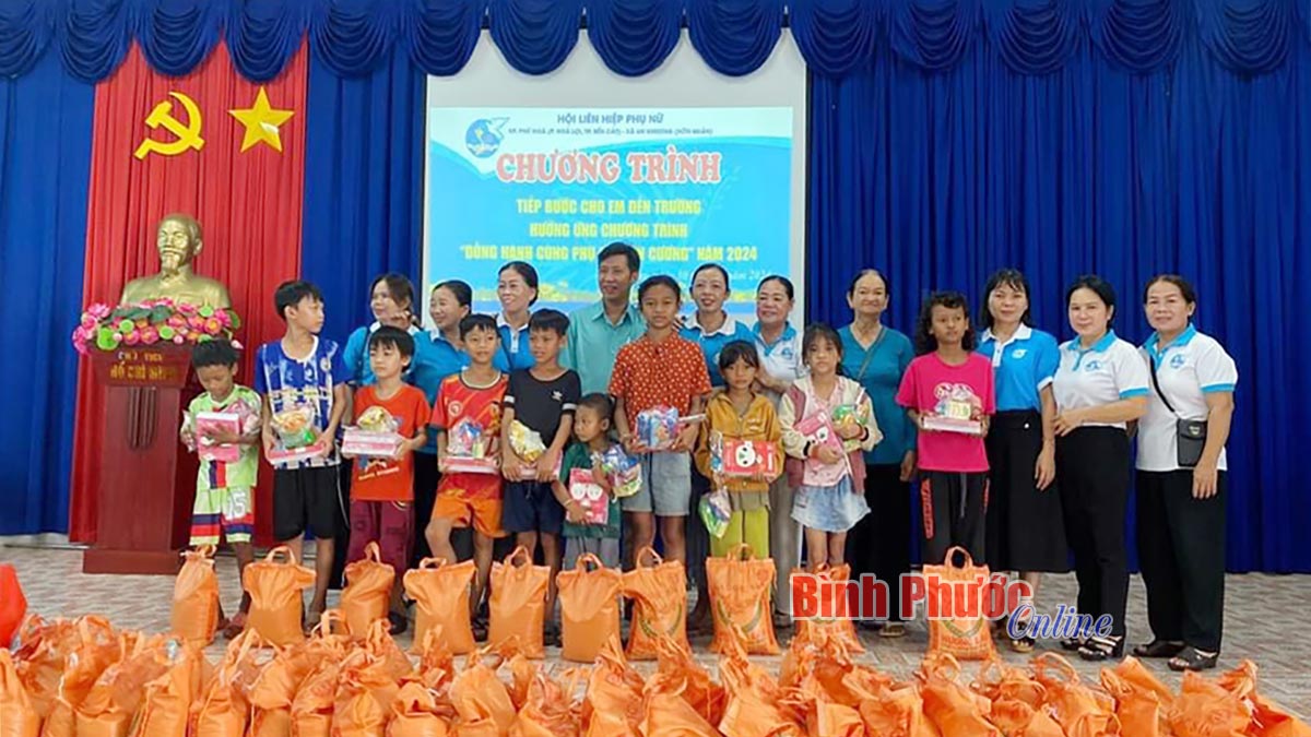 Nhiều phần quà hỗ trợ học sinh trước năm học mới