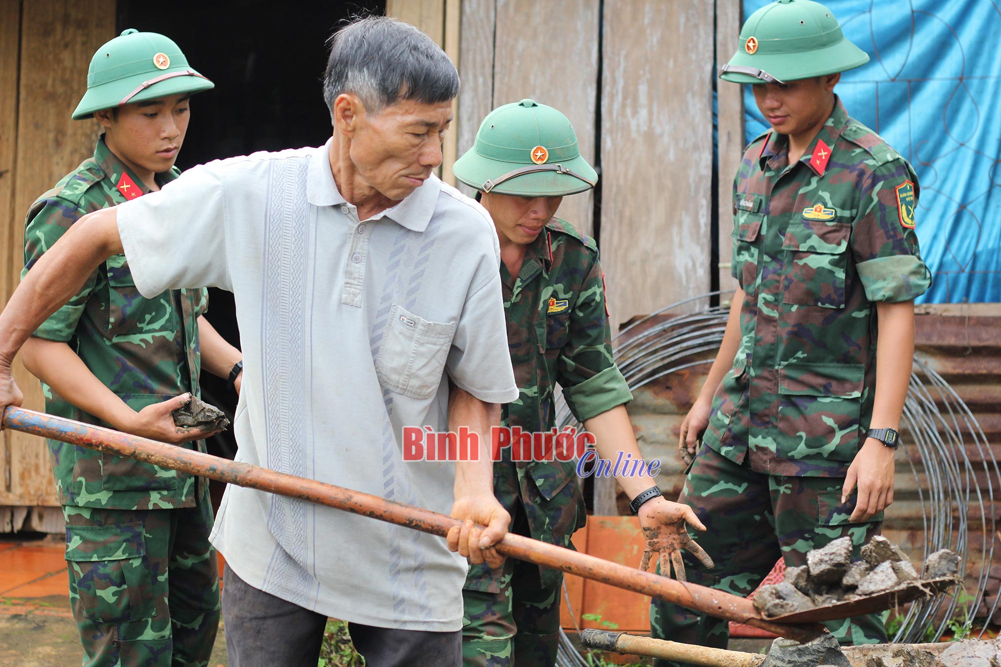 Thắm tình quân - dân nơi biên giới