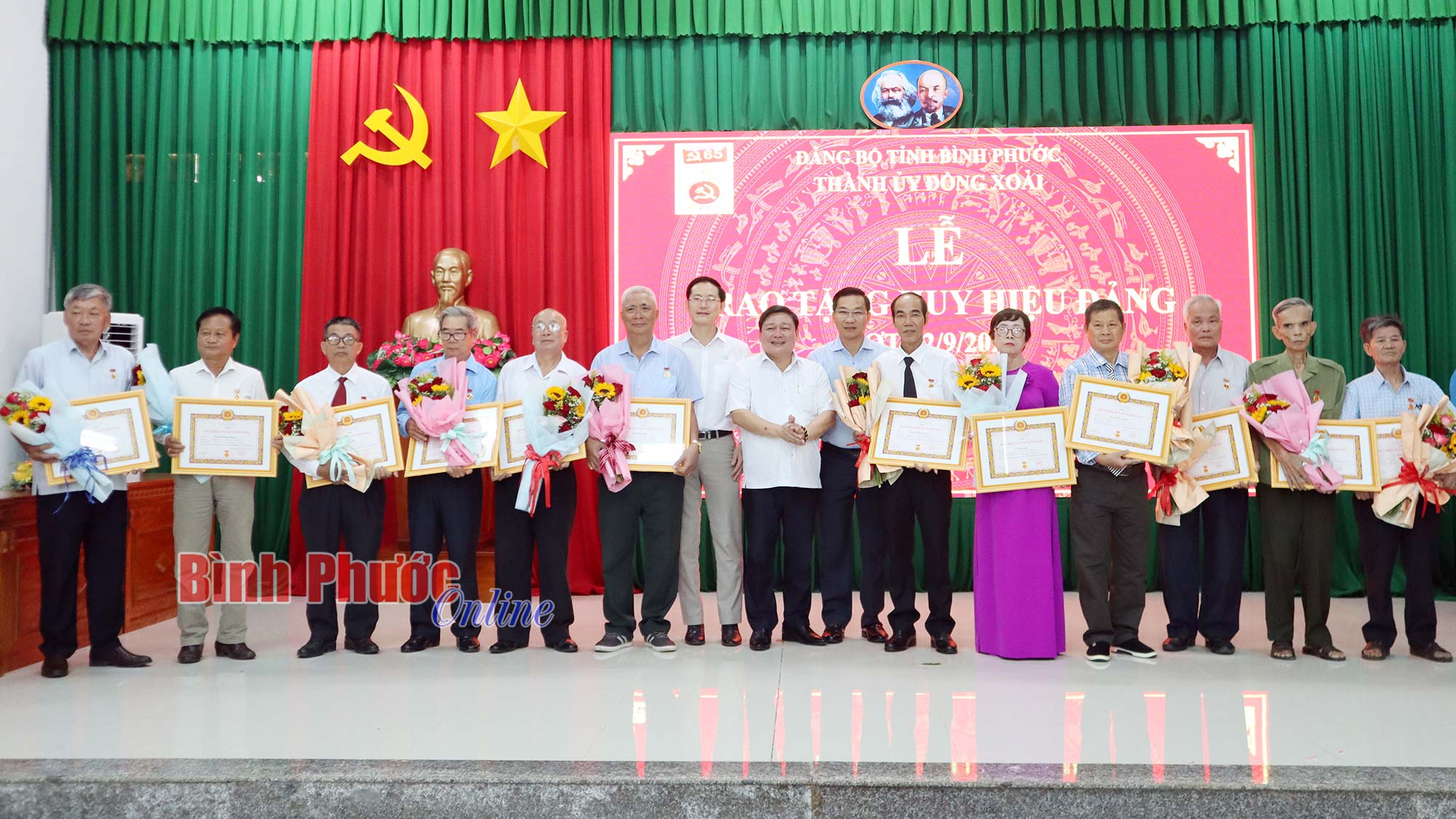 Thành ủy Đồng Xoài trao huy hiệu Đảng cho 46 đảng viên