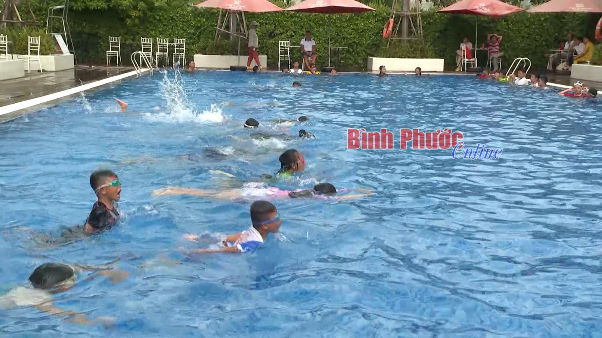 Thiết thực lớp dạy bơi miễn phí