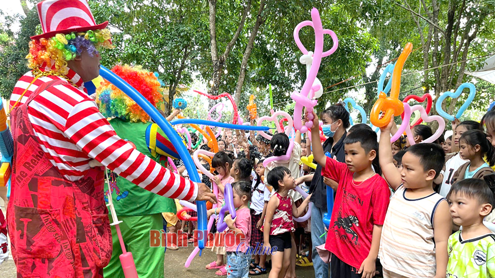 Thiếu nhi xã Tân Hưng vui hội trăng rằm