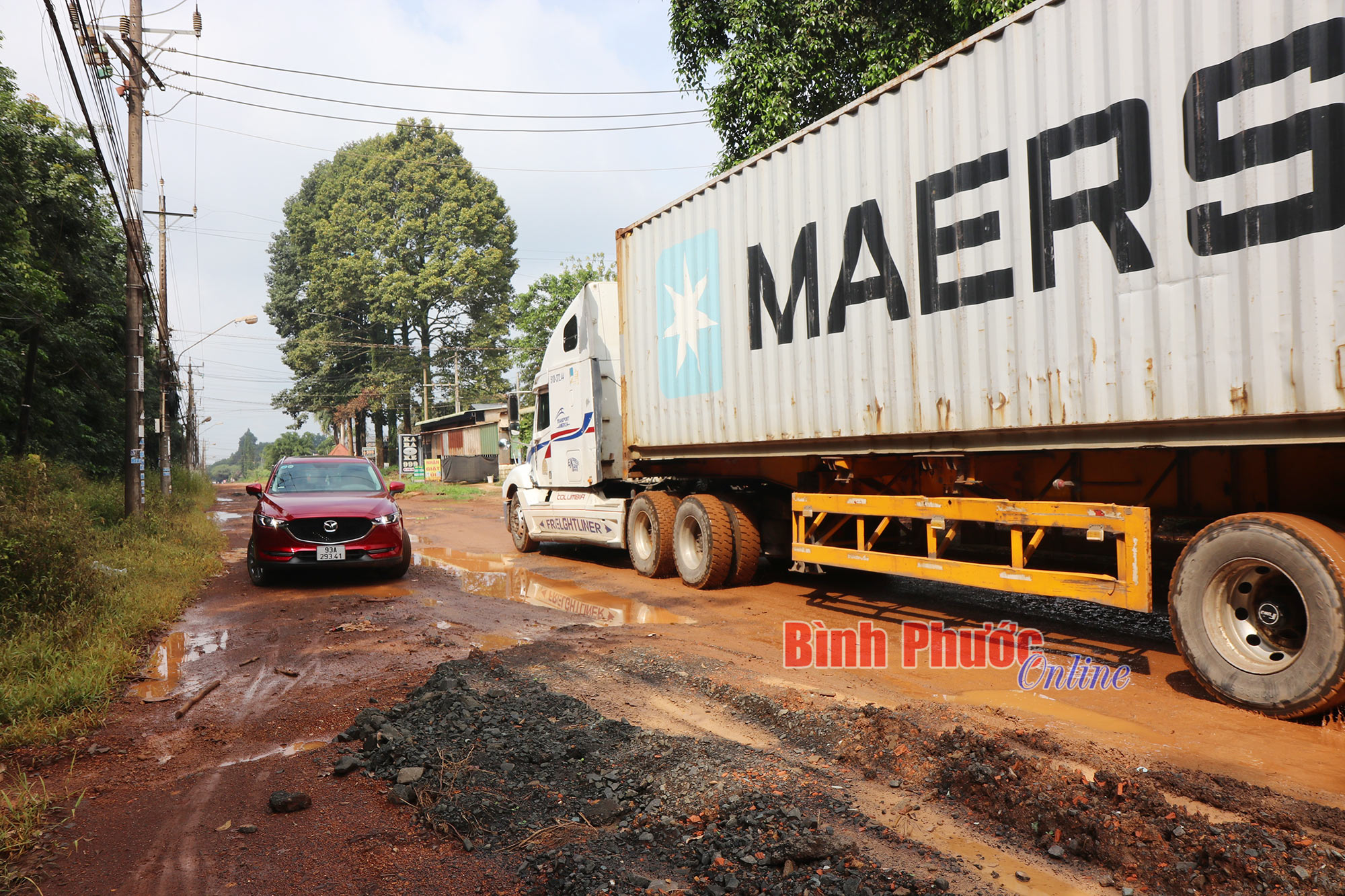 Tiếp tục thi công đường vào xã Long Tân