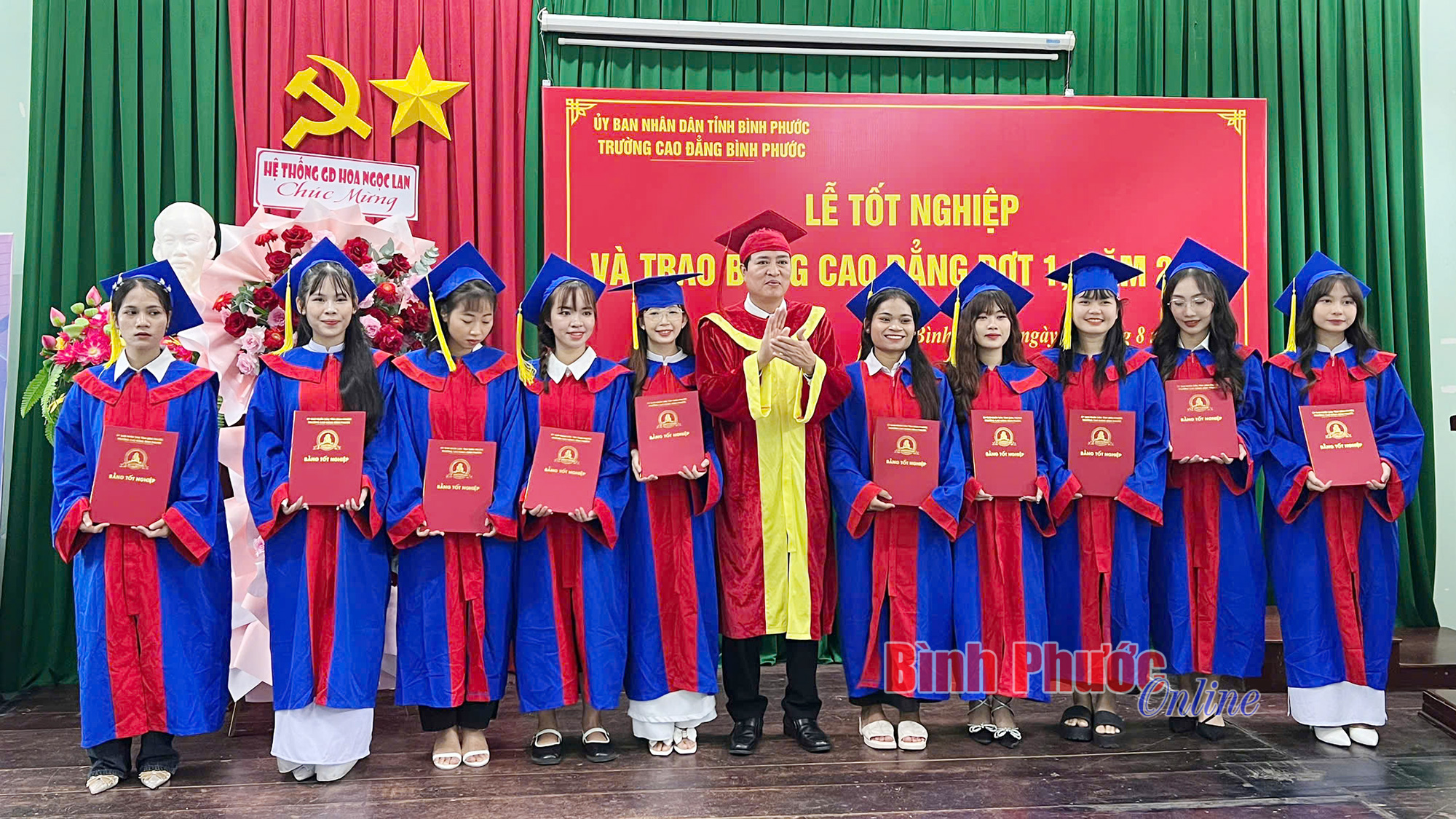 Trao bằng tốt nghiệp cho 90 sinh viên hệ cao đẳng