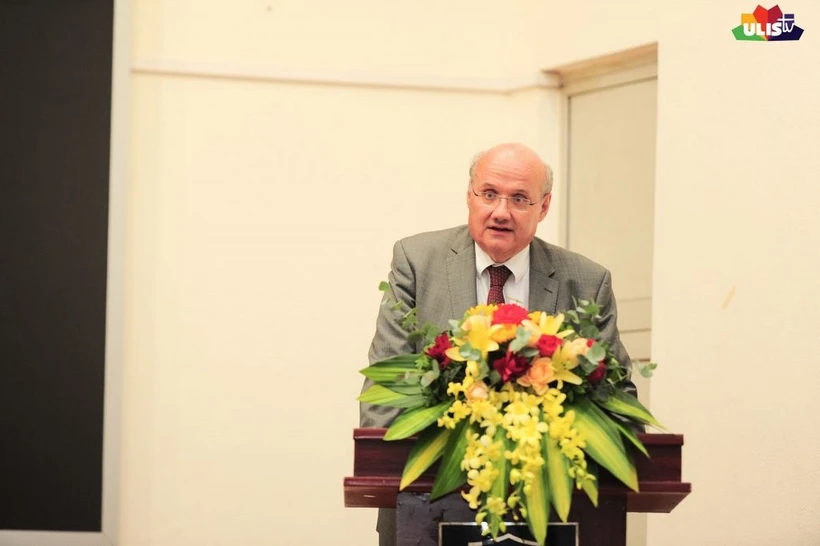 Trao Kỷ niệm chương Vì Hòa bình tặng Đại sứ Áo tại Việt Nam Hans-Peter Glanzer