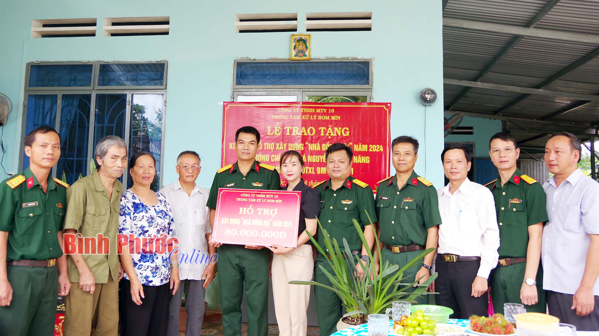 Trao tặng kinh phí hỗ trợ xây nhà đồng đội