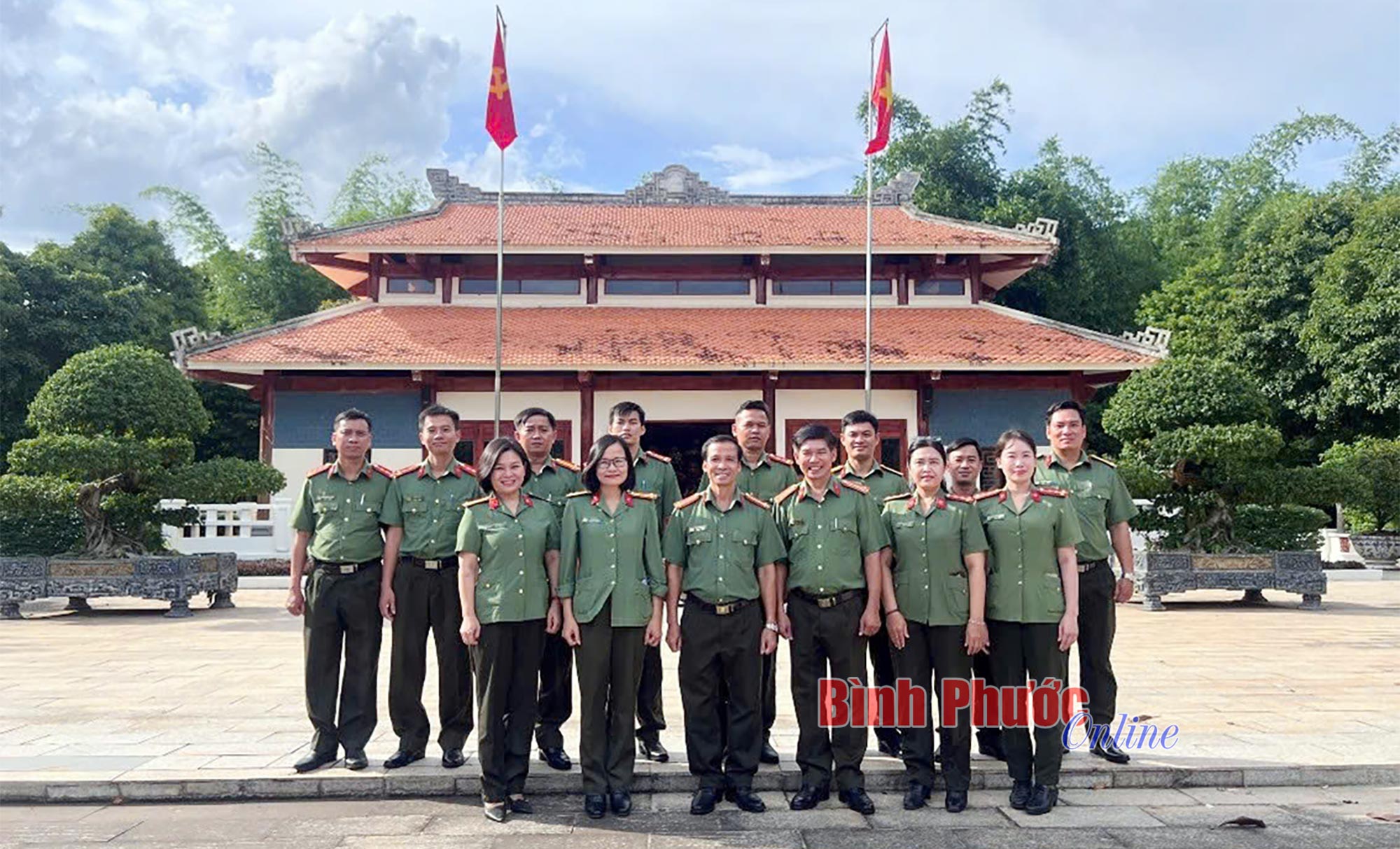 Xây dựng lực lượng hết lòng vì dân