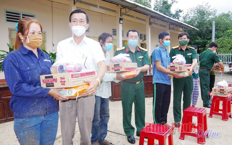 100 phần quà tặng hộ đồng bào DTTS  nghèo, công nhân khó khăn