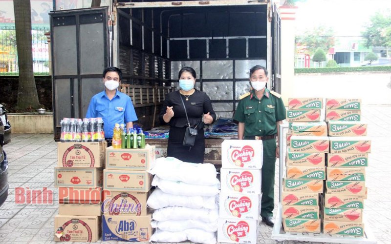 100 phần quà trao tặng người dân huyện Bù Gia Mập